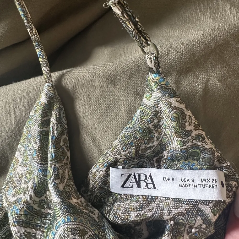 Säljer en klänning i silkesliknande material från Zara. Använd endast ett fåtal gånger😊. Klänningar.