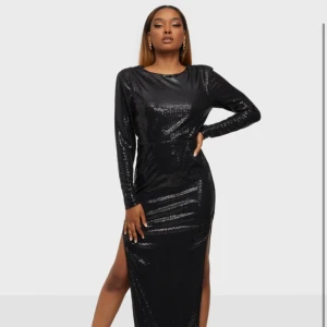 Glitterkläning  - En fin klänning men det är lite kort på mig. Jag är en 1,85 så den skulle passa bättre någon lite kortare 🫶🏼köpare står för frakten 