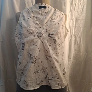 Topp med broderi - Str. M. Är inte strech i materialet. Några lösa trådar, se bild. Går förmodligen att sy eller limma fast. Pris är diskuterbart vid snabb affär. 😊 