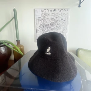 Kangol bucket hat  - Fet kangol bucket hat perfekt till sommarn. Använd men i mycket bra skick. Size M