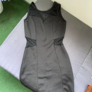 Klänning - Klänning i storlek small med meshdetaljer🦋 hör av er vid minsta intresse eller funderingar 💓