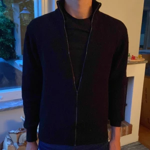 Svart Zipup tröja  - Stickad Zipup tröja  Storlek S men skulle säga att den passar bättre på XS.  200kr+frakt  