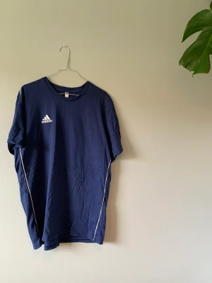 Adidas tshirt - Retromodell.