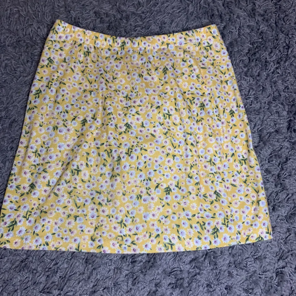 Säljer denna gula blommiga kjol för 50kr+frakt. Skulle nog säga att den passar både XS och S. Det är bara att fråga om fler bilder om det önskas!❤️. Kjolar.