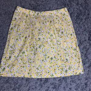 Säljer denna gula blommiga kjol för 50kr+frakt. Skulle nog säga att den passar både XS och S. Det är bara att fråga om fler bilder om det önskas!❤️