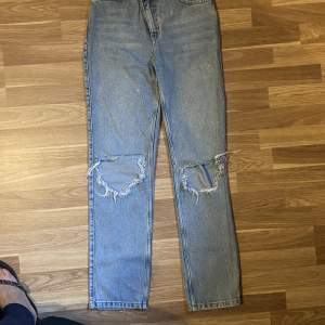 Assymetriska raka jeans med slitage  Knappt använda Inget märke  Passar mig som är mellan S-M och 164