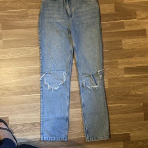 Assymteriska straight leg/raka  jeans  - Assymetriska raka jeans med slitage  Knappt använda Inget märke  Passar mig som är mellan S-M och 164