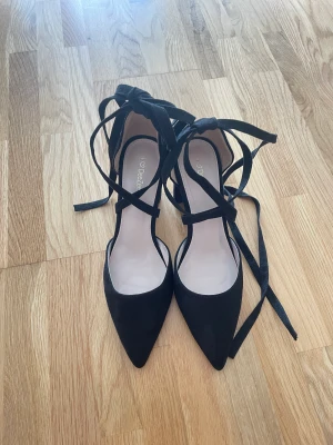 Klackar  - Klackar med snören som man kan knyta runt benen eller ha som en rosett bakom klacken.  Använda endast en gång 