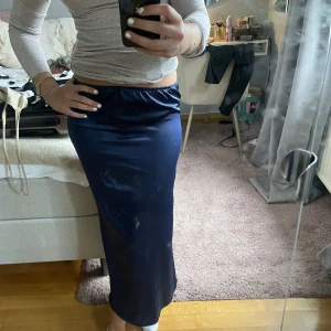 KJOL - satinkjol från Nelly !!🤩🤩 använd en gång 💖