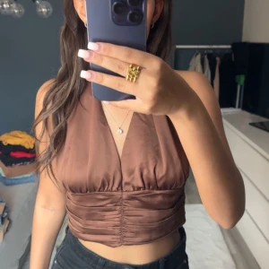 Festtopp från Bikbok - Såå fin topp i silke från bikbok med öppen rygg! Har i flera färger men denna råkade jag köpa i fel storlek så därav för stor för mig. Aldrig använd prislappen är kvar, nypris 279:- Hör gärna av er vid vidare intresse eller frågor ❤️‍🔥