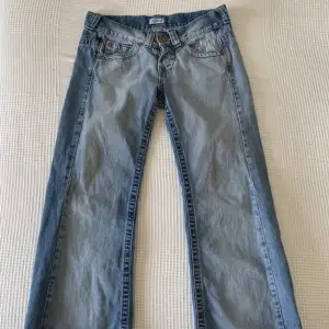 Så snygga vintage jeans som jag köpt secondhand men som tyvärr är för små för mig! De är i storlek S/36/26 Innerbenslängd 71cm