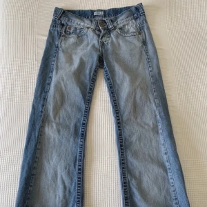 Vintage jeans - Så snygga vintage jeans som jag köpt secondhand men som tyvärr är för små för mig! De är i storlek S/36/26 Innerbenslängd 71cm