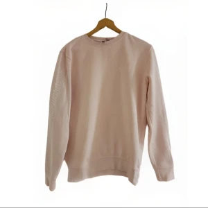 Tröja från DIvided - erobsrensning  Tröja från Divided - aldrig använd  Alla kläder är hela och nytvättade och använd vid et