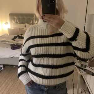 Stickad - Stickad tröja från hm i suveränt skick! När intill ny och går att ha som både vanlig stickad och bolero som jag har på 2a bilden 😍