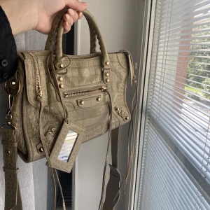 Balenciaga  - Köpt för ca 16500kr juli 2022 på balenciaga i Los Angeles. Knappt använd och där med inget slitage någonstans. Mått 20x30. Hör av sig vid frågor.