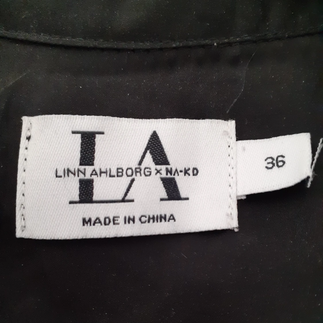 svart satinblus  - 91