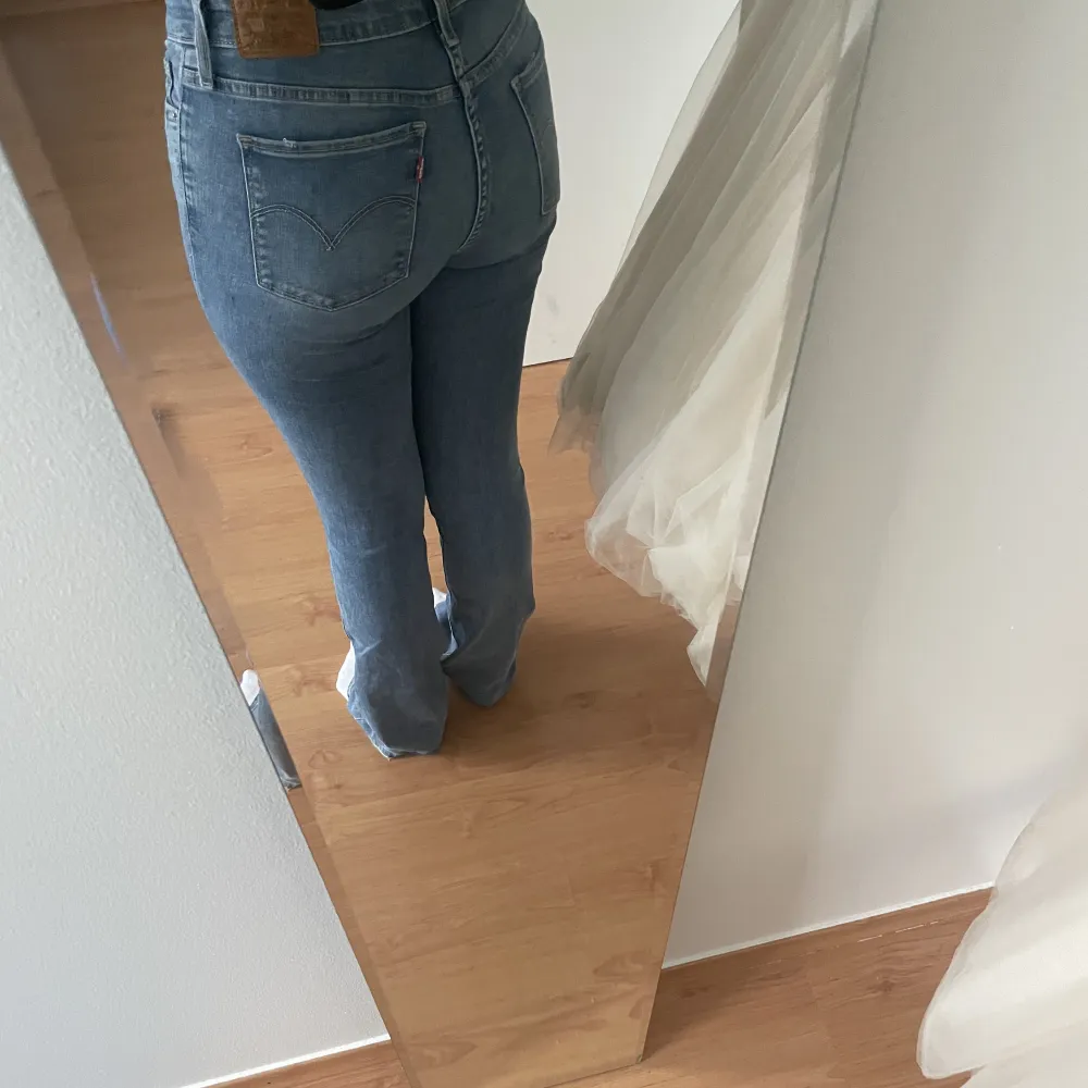 Ett par jeans från Levis som är för långa för mig är 165cm, medelhög i midjan . Jeans & Byxor.