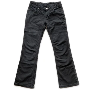 Victoria Beckham jeans - Så snygga jeans från Victoria Beckham, tyvörr för korta för mig😫 de är 39cm i midjan (mätt rakt över) och 75cm i innerbenslängd. Inte sätt några defekter