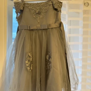 Klänning  - Fin festklänning i storlek 140