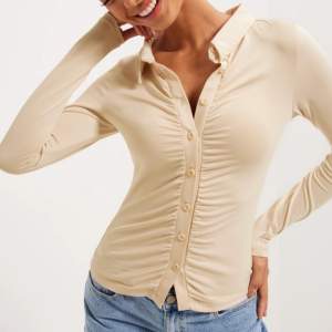 Superfin beige skjorta med knappar i mitten och super fint/skönt material som har stretch i sig. Storlek S/M 🌺
