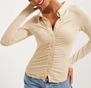 Beige tröja  - Superfin beige skjorta med knappar i mitten och super fint/skönt material som har stretch i sig. Storlek S/M 🌺