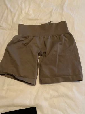 Gym shorts från nvgtn - Helt nya shorts. Säljes pga för små. De gröna har schrunch där bak. 150 kr styck plus frakt eller alla för 300.