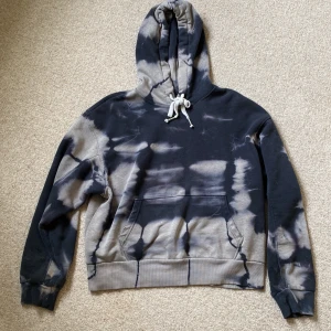 Bershka hoodie  - Fin hoodie i bra skick. Är i storlek m men passar även snyggt på mindre storlekar, som mig i xs.