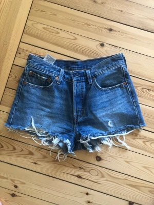 Levis shorts 501 - Levis shorts i modellen 501, storlek w27! Använda fåtal gånger och säljer pga för små🤗 nypris ca 500-600 kr.