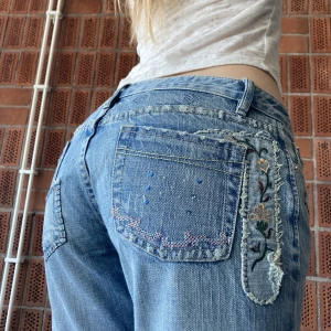 Bootcut jeans🧚‍♀️ - Y2k jeans med massa patchwork och glitterdetaljer 💕 märkta som fransk storlek 40, uppskattas till W29/W30. 86,5 cm runt midjan, 82 cm i innerbenslängd. 🧚‍♀️ Jag är 177 och har storlek 29. 🍓 Använd gärna köp nu 👑