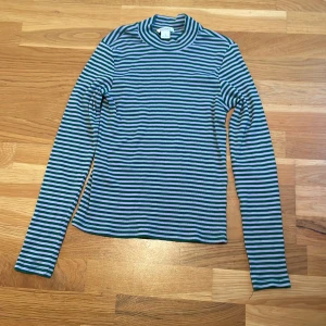 Långarmad  - En fin långärmad tröja från monki 