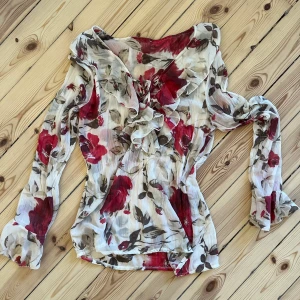 Söt sommarblus - En somrig lite genomskinlig blus med volanger och snörning. Mycket fin!