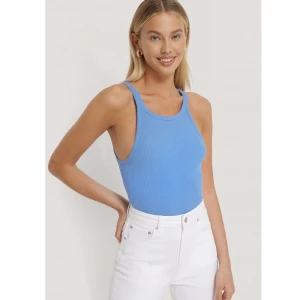 Misslisibell x Nakd  - Linne från misslisibells kollektion med Nakd i en jättefin blå färg. I storlek xs