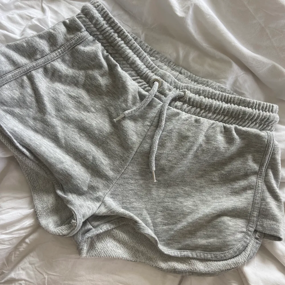 Gråa mjukis-shorts från Gina Tricot🤍🤍. Shorts.