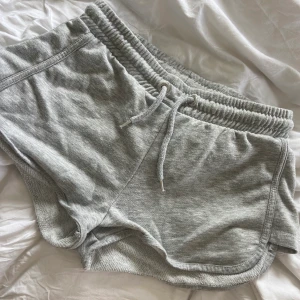 Mjukis-shorts - Gråa mjukis-shorts från Gina Tricot🤍🤍