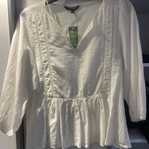 Blus  - Oanvänd med lapp kvar  storlek S. 