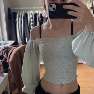 Off shoulder tröja - En superfin ljusgrön off shoulder tröja, säljer för att den är för liten