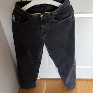 Riktigt feta 93 denim jeans i färgen grå. Bra skick och pris kan diskuteras 