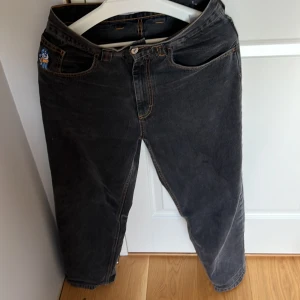 93 grå - Riktigt feta 93 denim jeans i färgen grå. Bra skick och pris kan diskuteras 