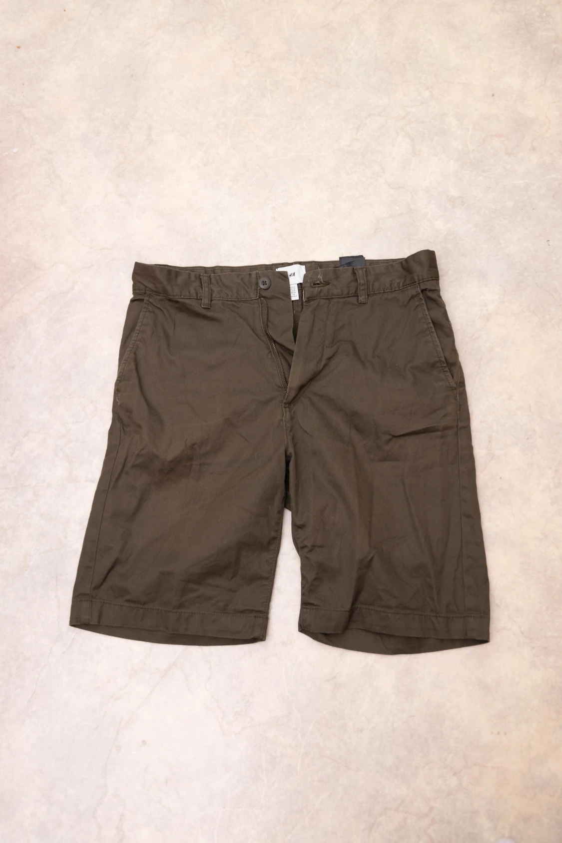 Khakifärgade shorts