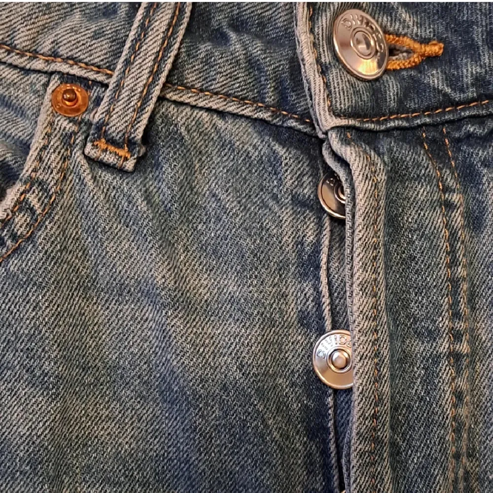 Tighta ripped jeans från HM i storlek 36. Använd gärna köp nu, kontakta vid frågor eller fler bilder!!<3. Jeans & Byxor.