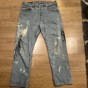 Säljer mina vintage Levis 501 paint jeans då de inte kommer till användning. Köpta för 1300kr på PlugMePlease för 3-4 år sedan. Storlek 34/30 men skulle säga mer 31/32. Kan försöka leta fram kvitto. Hör av dig vid frågor!🙌😊