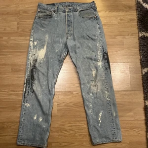 Levis 501 vintage  - Säljer mina vintage Levis 501 paint jeans då de inte kommer till användning. Köpta för 1300kr på PlugMePlease för 3-4 år sedan. Storlek 34/30 men skulle säga mer 31/32. Kan försöka leta fram kvitto. Hör av dig vid frågor!🙌😊