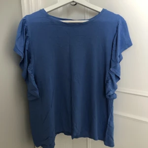 Tröja - Superfin blå tröja med fina volanger i ärmarna! Väldigt luftig och skön!☺️