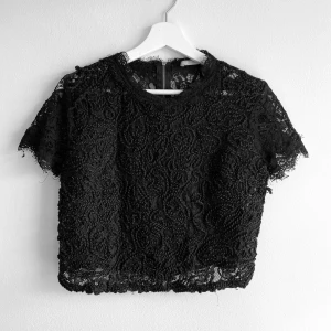 Spetströja  - Svart mönstrad spetströja i storlek L men väldigt liten så passar M.  Den har en dragkedja vid ryggen🫶🏽 Använd i bra skick🖤
