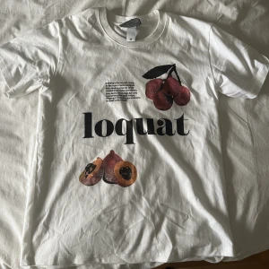 Tshirt - Säljer denna tröjan då jag tröttnat lite, knappt använd, skriv för frågor eller mer bilder!
