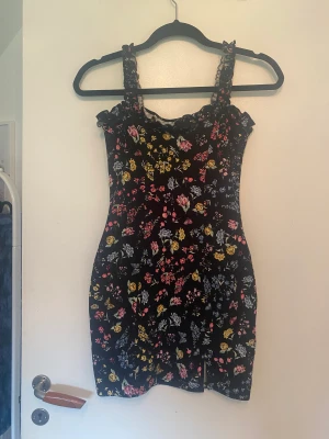 Klänning - Söt klänning med blommigt mönster. Passar xs-m stretchigt tyg. Nyskick💓