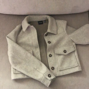 kappa 💕 - Finaste höst kappan! Bara använd halva våren eftersom det blev varmt. Den är från veromoda i storlek xxs. Köpte den för 500kr men jag säljer den för 400kr! Hör av dig vid frågor!💕pris kan diskuteras 