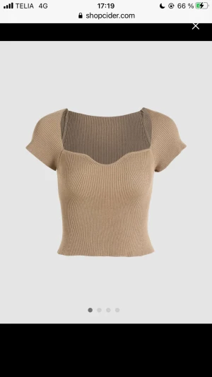 Stickad tshirt - Superfin tjock stickad tshirt från cider. Knappt använd och i superbra skick förutom en liten defekt (se sista bilden) som var så sen jag köpte den, men går lätt att fixa och märks knappt❤️ nypris 150kr