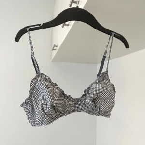 & Other Stories Bralette - Topp/ Bh från & Other Stories i storlek 38, skulle dock snarare säga 36💓 Helt oanvänd!