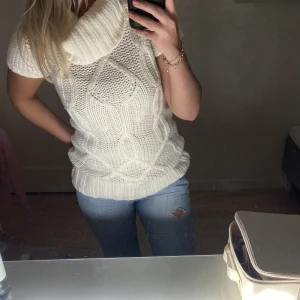 Stickad T-shirt  - Så snygg stickad T-shirt från clockhouse. 